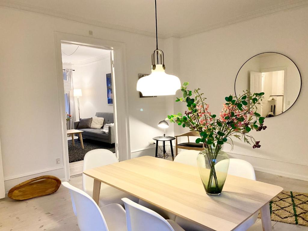 Sanders Stage - Perfectly Planned Three-Bedroom Apartment Near Nyhavn - main image